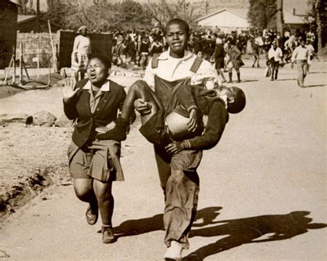 La révolte de 1976 à Soweto, éruption violente contre les lois raciales ségrégationnistes d’Afrique du Sud